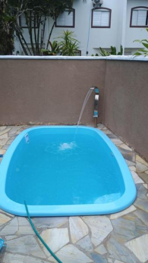 Casa com piscina, a 330m da Praia das Toninhas, com 4suites, 5 banheiros para16 pessoas, 5carros, animais